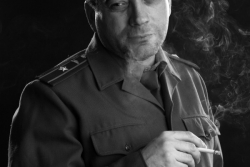 мужчина в военной форме и с сигаретой