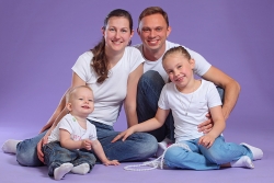 Семья на фиолетовом фоне