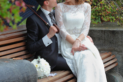 свадебная фотосъемка на скамейке под зонтом