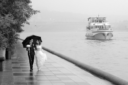 свадьба жених и невеста под зонтом