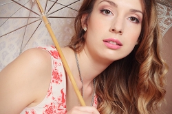 женский портрет с зонтиком