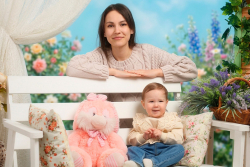 Mother_and_girl_In_blooming_garden