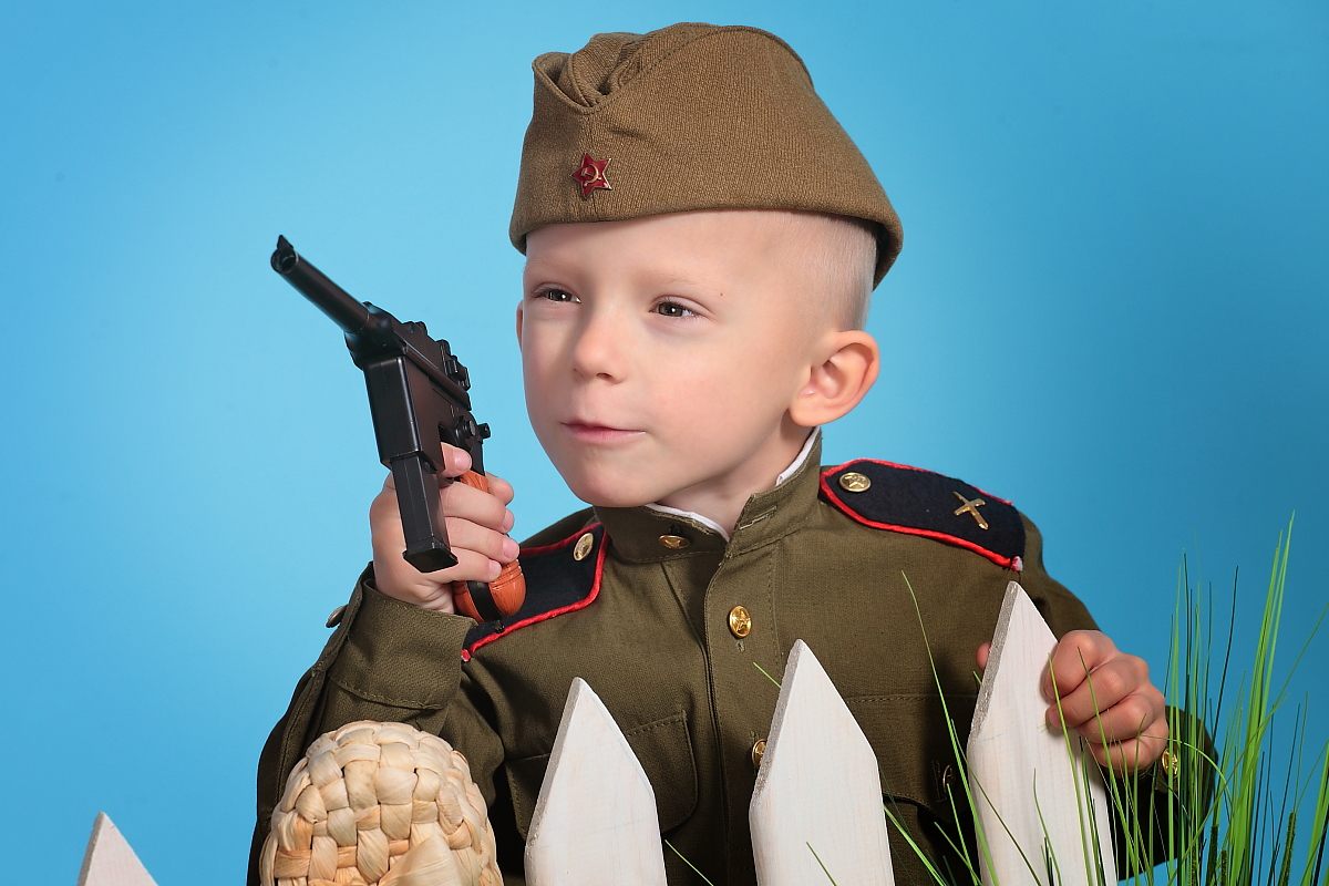 Военная форма для детей на 9 мая. Дети в военной форме. Мальчик военный. Солдат с ребенком. Детская фотосессия в военной форме.