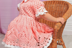 Малышка в розовом платье