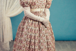 женщина в платье 19 века