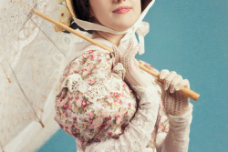 женщина в платье эпохи Романтизма с зонтиком