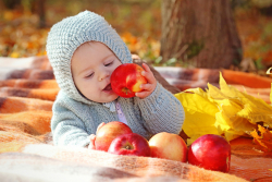 малыш и красные яблоки