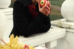 фотосъемка девушки с яблоком