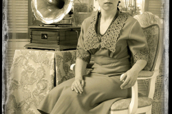 женщина в кресле у граммофона