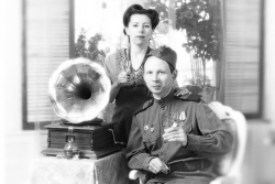 мужчина и женщина у граммофона