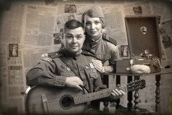 пара в военной форме с гитарой