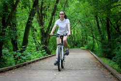 девушка на велосипеде в парке