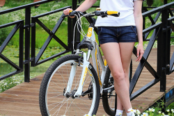 велосипедистка с ромашками