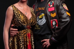 фотосессия пары - женщина в леопардовом платье, мужчина в кожаной куртке
