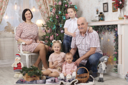 родители и трое детей у новогодней елки