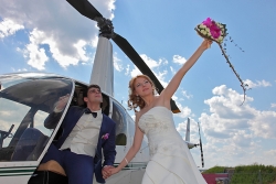 жених и невеста у вертолета