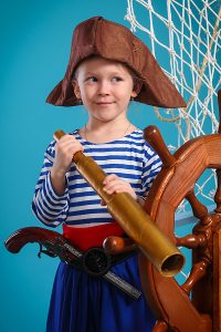 юная пиратка с подзорной трубой